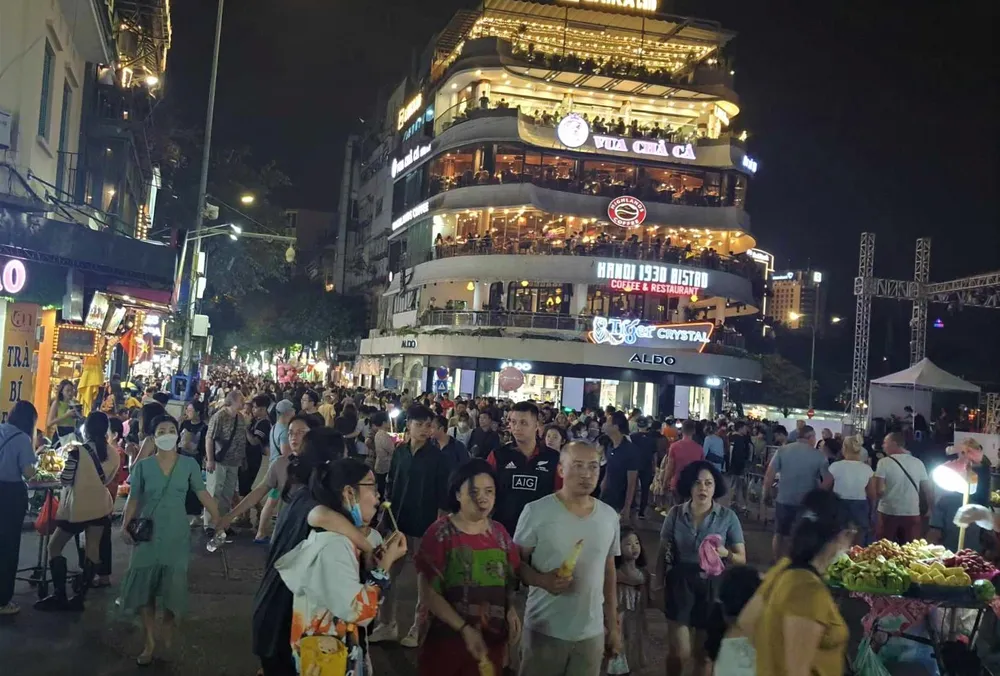 Phố đi bộ xung quanh hồ Gươm luôn đông đúc du khách dịp cuối tuần Phố đi bộ xung quanh hồ Gươm luôn đông đúc du khách dịp cuối tuần