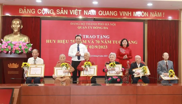 Đồng chí Nguyễn Thị Tuyến và lãnh đạo quận Đống Đa trao Huy hiệu 75 năm tuổi Đảng cho các đảng viên Đồng chí Nguyễn Thị Tuyến và lãnh đạo quận Đống Đa trao Huy hiệu 75 năm tuổi Đảng cho các đảng viên