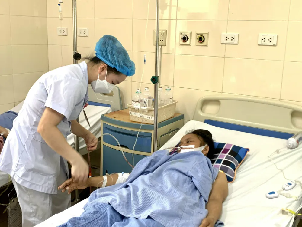 Bác sĩ Bệnh viện K chăm sóc người bệnh sau phẫu thuật Bác sĩ Bệnh viện K chăm sóc người bệnh sau phẫu thuật