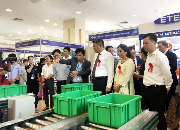 Các đại biểu của TP Hà Nội thăm quan các gian hàng tại hội chợ Các đại biểu của TP Hà Nội thăm quan các gian hàng tại hội chợ