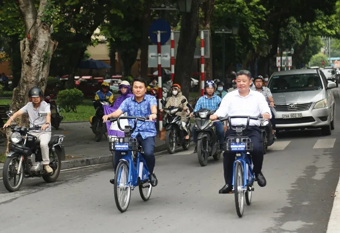Ông Nguyễn Mạnh Quyền, Phó Chủ tịch UBND TP Hà Nội (áo trắng) đi thử xe đạp công cộng trên địa bàn thành phố