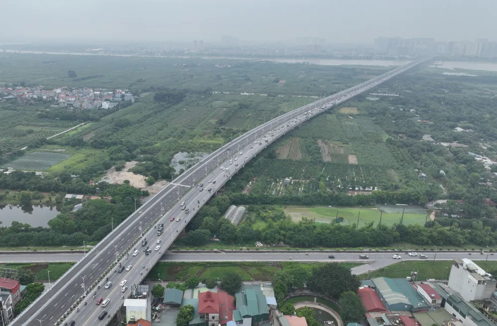 Cầu Vĩnh Tuy giai đoạn 2 được đưa vào sử dụng sẽ góp phần giải quyết tình trạng ùn tắc giao thông 2 bên sông Hồng. Ảnh: VIẾT CHUNG