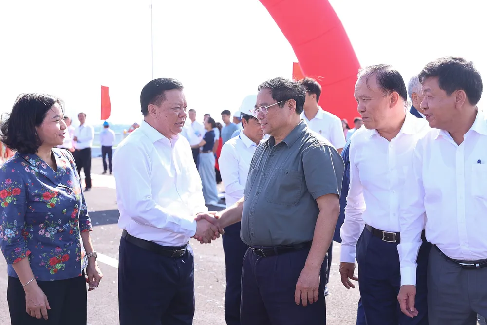 Thủ tướng Phạm Minh Chính biểu dương, đánh giá cao sự nỗ lực của lãnh đạo TP Hà Nội trong việc sớm hoàn thành cầu Vĩnh Tuy giai đoạn 2. Ảnh: VIẾT CHUNG