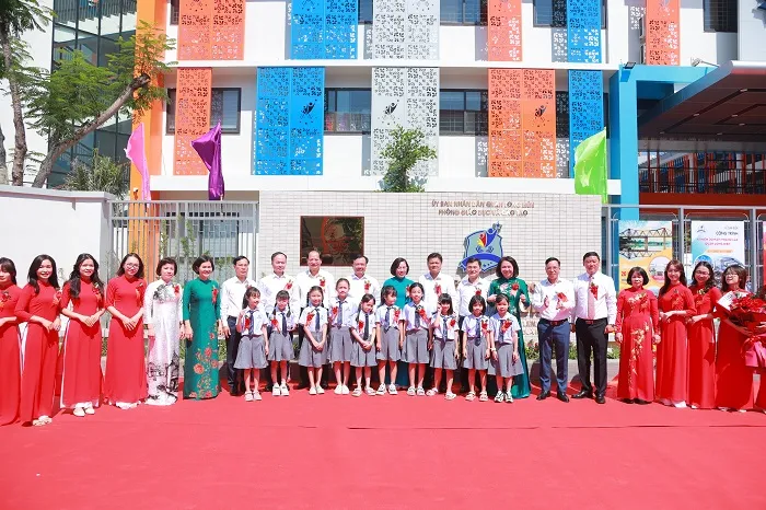 Lãnh đạo TP Hà Nội và quận Long Biên thực hiện nghi lễ gắn biển công trình Trường Tiểu học Đô thị Sài Đồng