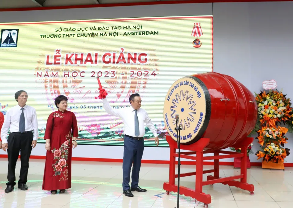 Chủ tịch UBND TP Hà Nội đánh trống khai giảng năm học mới 2023-2024 tại Trường THPT Chuyên Hà Nội- Amsterdam Chủ tịch UBND TP Hà Nội đánh trống khai giảng năm học mới 2023-2024 tại Trường THPT Chuyên Hà Nội- Amsterdam