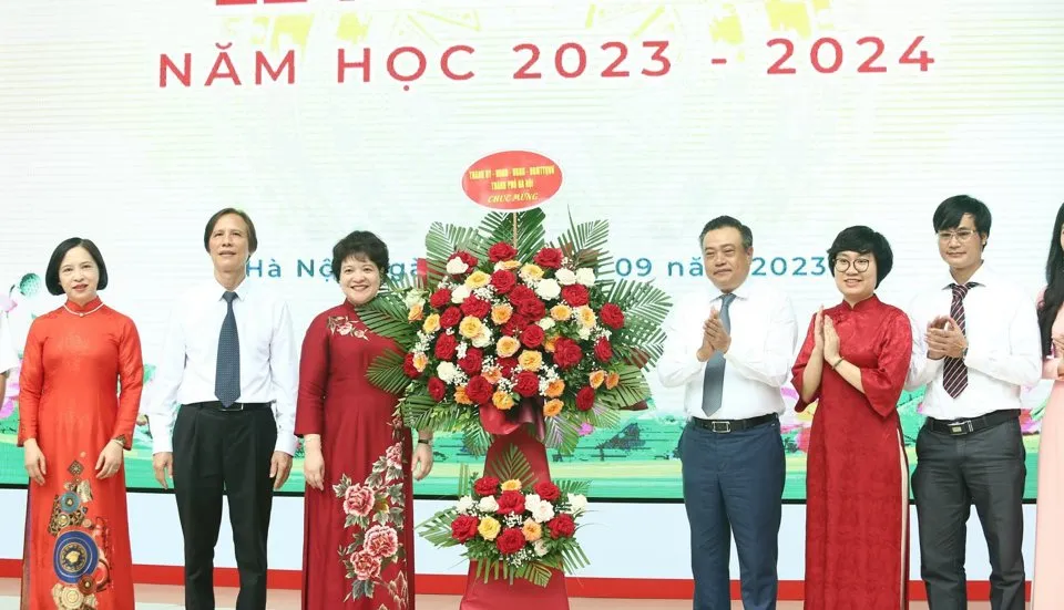 Chủ tịch UBND TP Hà Nội Trần Sỹ Thanh tặng hoa chúc mừng thầy và trò Trường THPT Chuyên Hà Nội- Amsterdam Chủ tịch UBND TP Hà Nội Trần Sỹ Thanh tặng hoa chúc mừng thầy và trò Trường THPT Chuyên Hà Nội- Amsterdam