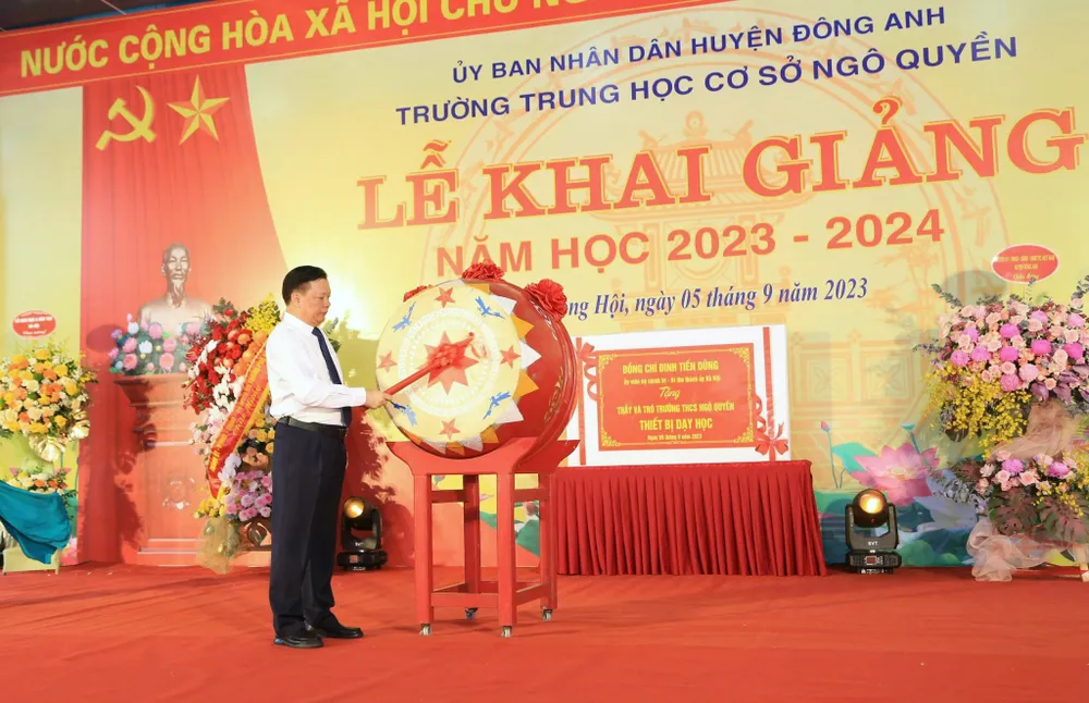 Bí thư Thành ủy Hà Nội Đinh Tiến Dũng đánh trống khai giảng năm học mới tại Trường THCS Ngô Quyền. Ảnh: VIẾT CHUNG Bí thư Thành ủy Hà Nội Đinh Tiến Dũng đánh trống khai giảng năm học mới tại Trường THCS Ngô Quyền. Ảnh: VIẾT CHUNG