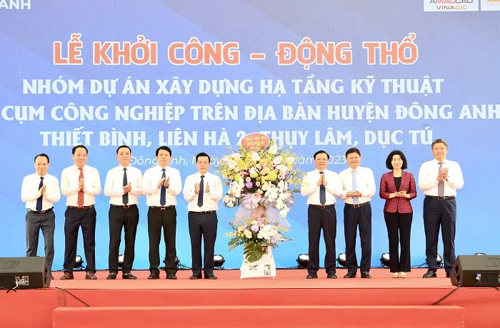 Lãnh đạo TP Hà Nội tặng hoa chúc mừng huyện Đông Anh khởi công xây dựng 4 cụm công nghiệp