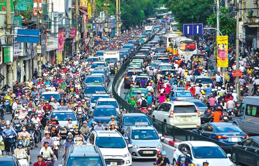 Giao thông đô thị tại Hà Nội đang chịu rất nhiều áp lực do lượng phương tiện tăng rất nhanh hàng năm