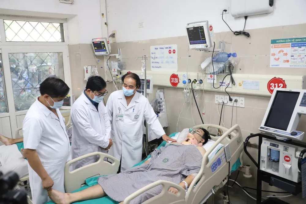 Đại diện Bộ Y tế và lãnh đạo Bệnh viện Bạch Mai trao đổi về việc điều trị nạn nhân trong vụ cháy chung cư mini