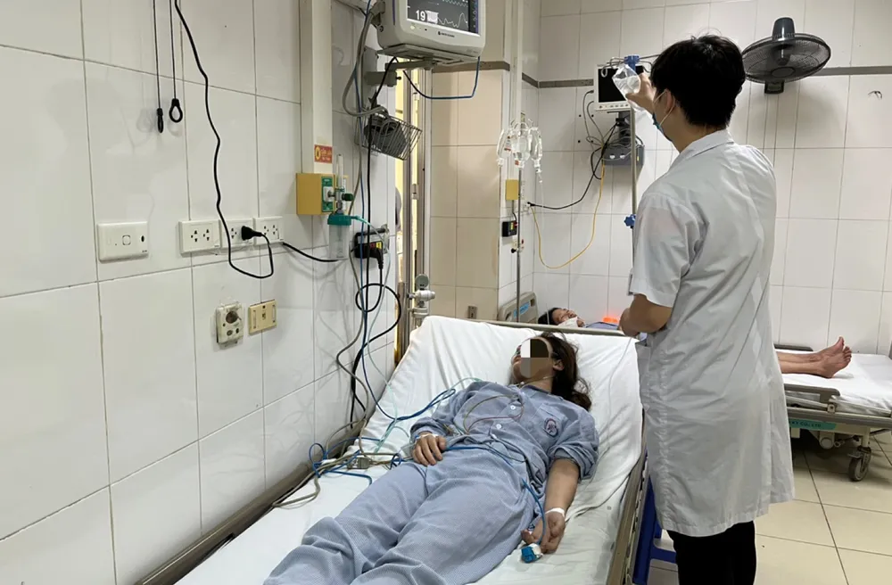 Một nạn nhân trong vụ cháy chung cư mini ở phố Khương Hạ đang được chăm sóc điều trị