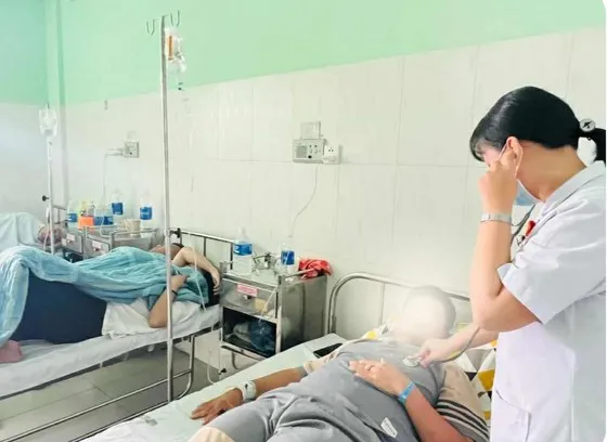 Một bệnh nhân bị ngộ độc sau khi ăn bánh mì Phượng đang được điều trị