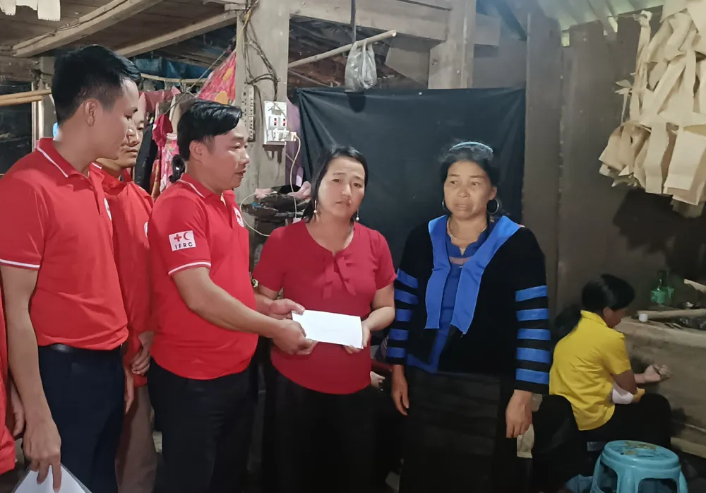 Đại diện Hội chữ thập đỏ Lào Cai trao quà hỗ trợ nạn nhân lũ quét ở Sa Pa