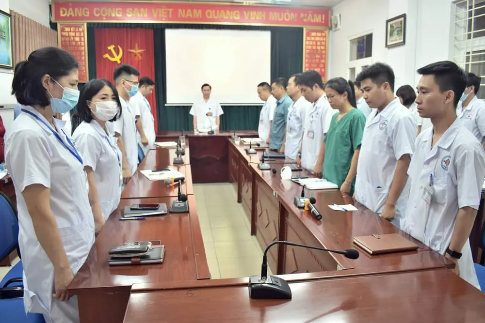 Cán bộ, lãnh đạo, đảng viên, viên chức, người lao động, học sinh, sinh viên của các cơ quan, đơn vị trên địa bàn Hà Nội dành phút mặc niệm các nạn nhân tử vong trong vụ cháy chung cư mini ở phố Khương Hạ