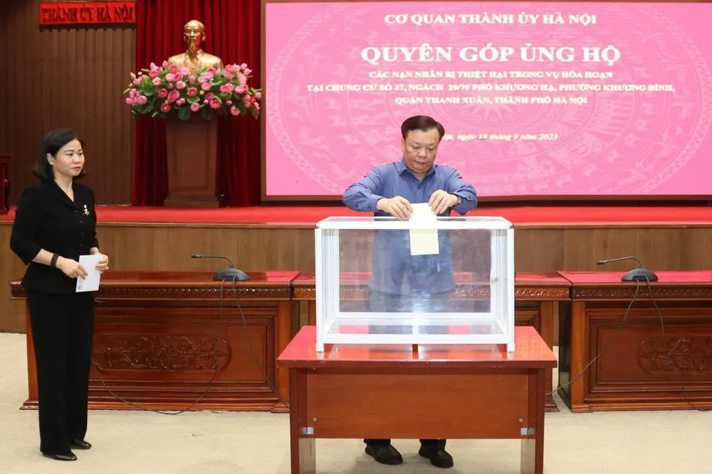 Đồng chí Đinh Tiến Dũng, Ủy viên Bộ Chính trị, Bí thư Thành ủy Hà Nội và đồng chí Nguyễn Thị Tuyến, Phó Bí thư Thường trực Thành ủy Hà Nội quyên góp ủng hộ nạn nhân vụ cháy