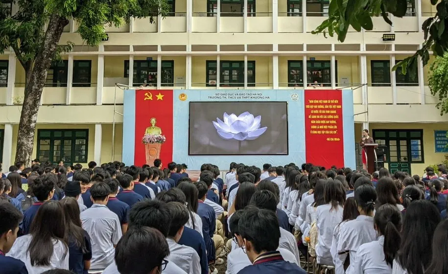 Cán bộ, lãnh đạo, đảng viên, viên chức, người lao động, học sinh, sinh viên của các cơ quan, đơn vị trên địa bàn Hà Nội dành phút mặc niệm các nạn nhân tử vong trong vụ cháy chung cư mini ở phố Khương Hạ