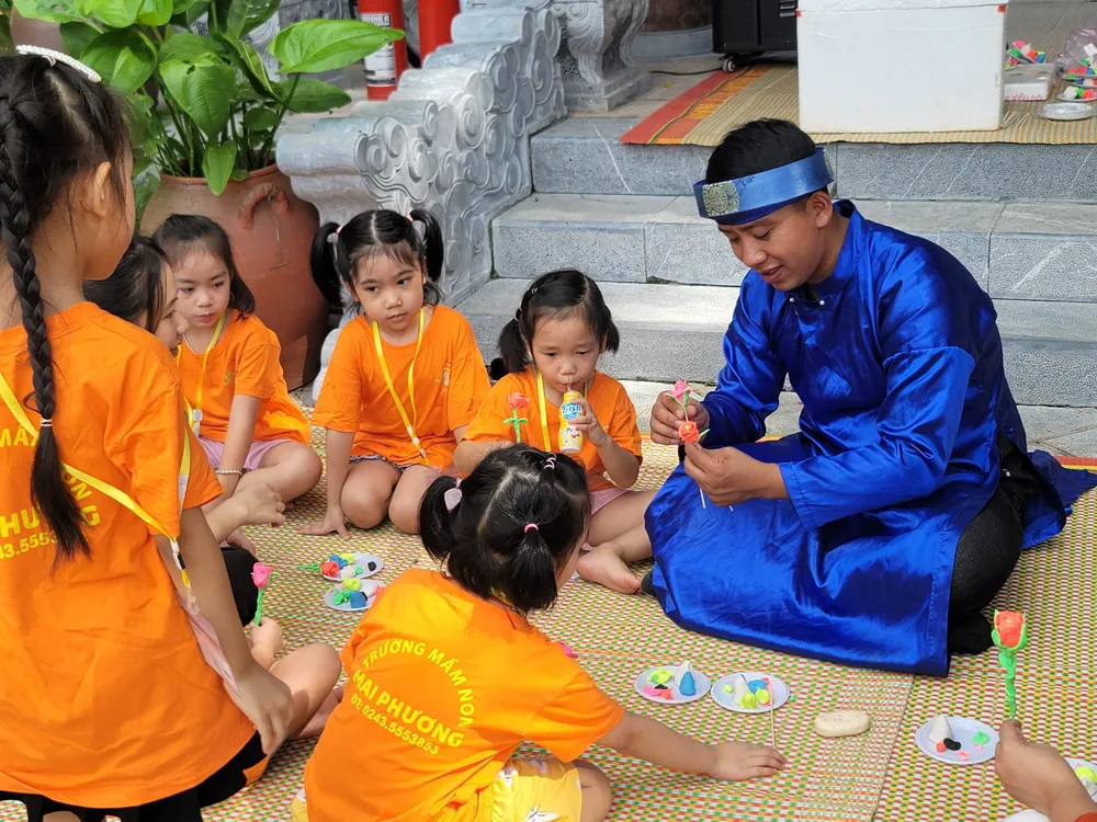 Học sinh mầm non trải nghiệm việc nặn Tò he cùng với nghệ nhân tại Hồ Văn Học sinh mầm non trải nghiệm việc nặn Tò he cùng với nghệ nhân tại Hồ Văn