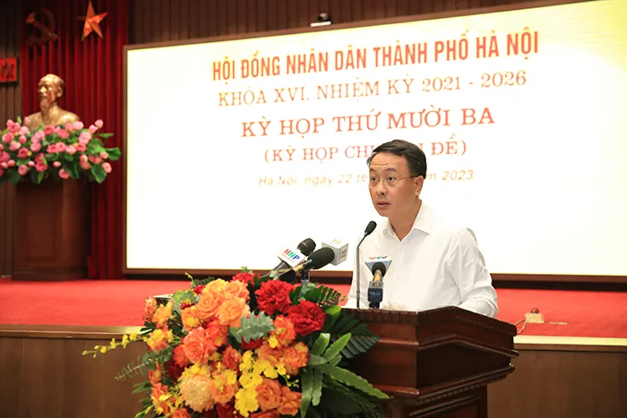 Giám đốc Sở Nội vụ Hà Nội Trần Đình Cảnh trình bày tờ trình về việc thành lập quận Gia Lâm tại kỳ họp thứ 13 HĐND TP Hà Nội