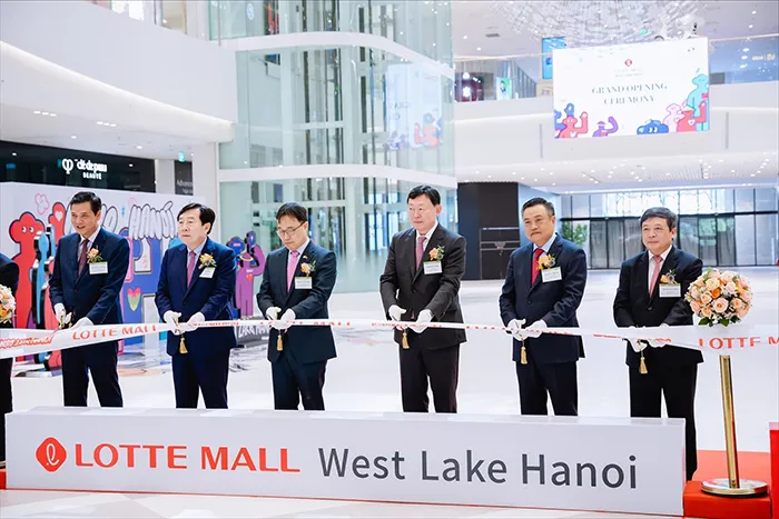 Các đại biểu cắt băng khai trương Trung tâm thương mại Lotte mall West Lake Hà Nội