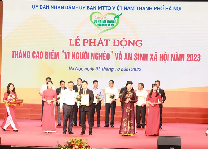 Chủ tịch UBND TP Hà Nội Trần Sỹ Thanh và Chủ tịch Ủy ban MTTQ Việt Nam TP Hà Nội Nguyễn Lan Hương tiếp nhận ủng hộ và trao thư cảm ơn cho các đơn vị