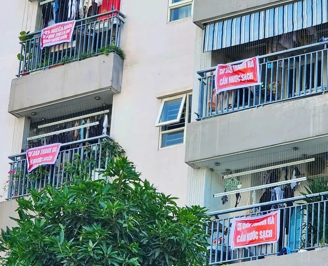 Cư dân khu đô thị Thanh Hà căng băng rôn đòi nước sạch