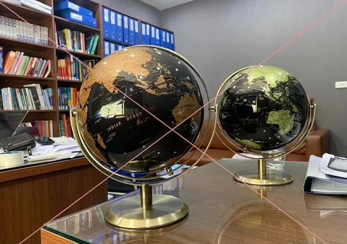 2 quả địa cầu có bản đồ thế giới in hình lưỡi bò, không thể hiện đầy đủ chủ quyền biên giới, biển đảo của Việt Nam