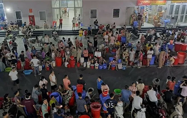 Người dân khu đô thị Thanh Hà xếp hàng suốt đêm để chờ xe chở nước sạch tới