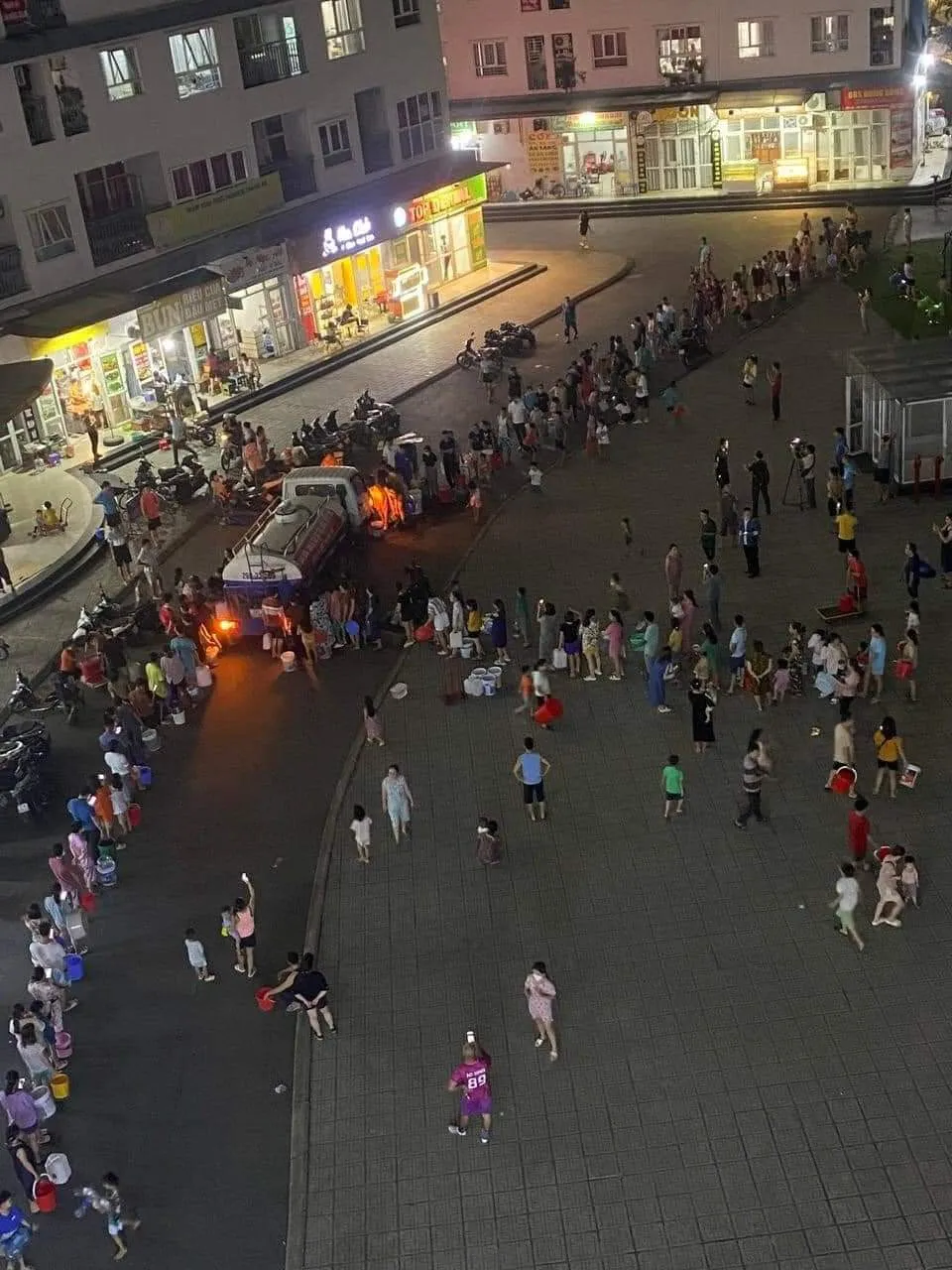 Người dân khu đô thị Thanh Hà thức đêm để lấy nước sạch