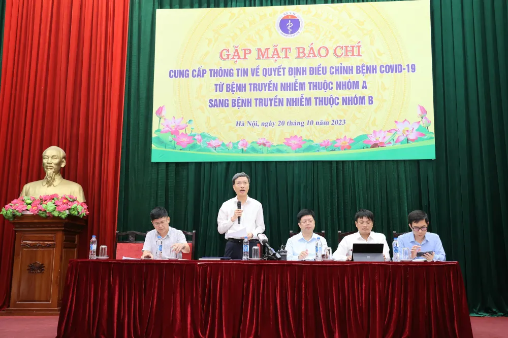 Ông Phan Trọng Lân chia sẻ thông tin với báo chí về việc Covid-19 chuyển sang dịch bệnh nhóm B