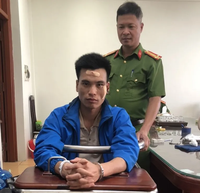 Bị can Bùi Văn Tuấn bị bắt giữ sau khi bỏ trốn khỏi Trại tạm giam Công an tỉnh Hòa Bình Bị can Bùi Văn Tuấn bị bắt giữ sau khi bỏ trốn khỏi Trại tạm giam Công an tỉnh Hòa Bình