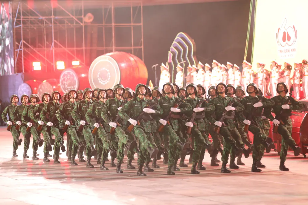 Khối lực lượng vũ trang diễu hành tại lễ kỷ niệm 60 năm tỉnh Quảng Ninh