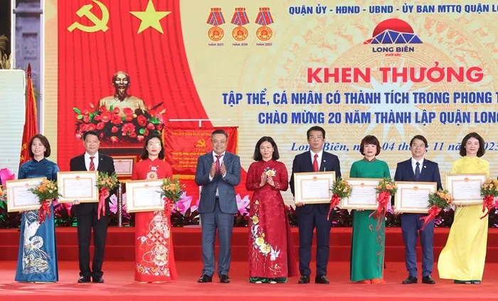 Chủ tịch UBND TP Hà Nội Trần Sỹ Thanh tặng Bằng khen của TP Hà Nội cho các tập thể, cá nhân xuất sắc của quận Long Biên