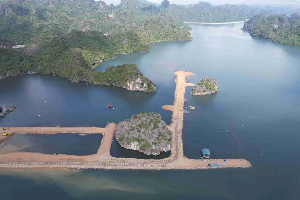 Dự án khu đô thị tại khu 10B ở phường Quang Hanh, TP Cẩm Phả, Quảng Ninh đang đổ đất xâm lấn vịnh Hạ Long