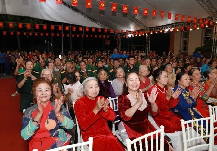 Người dân thôn Vang tham gia Ngày hội Đại đoàn kết dân tộc