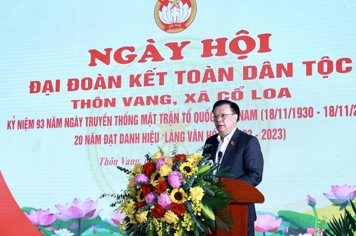 Đồng chí Đinh Tiến Dũng, Uỷ viên Bộ Chính trị, Bí thư Thành uỷ Hà Nội phát biểu tại Ngày hội Đại đoàn kết dân tộc ở thôn Vang, xã Cổ Loa, huyện Đông Anh