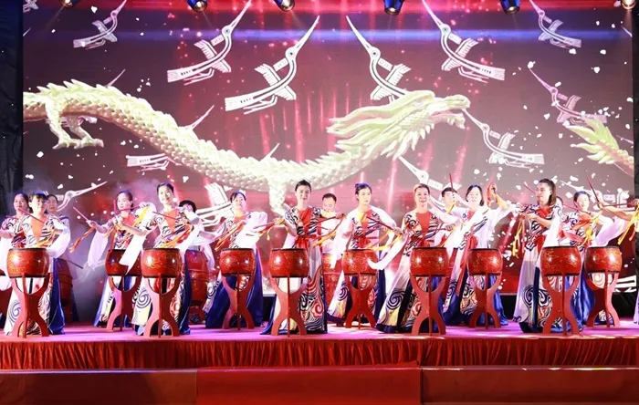 Tiết mục trống hội sôi động tại Ngày hội Đại đoàn kết dân tộc ở thôn Vang