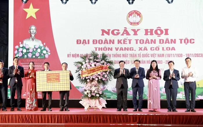 Đồng chí Đinh Tiến Dũng và lãnh đạo TP Hà Nội tặng quà lưu niệm thôn Vang