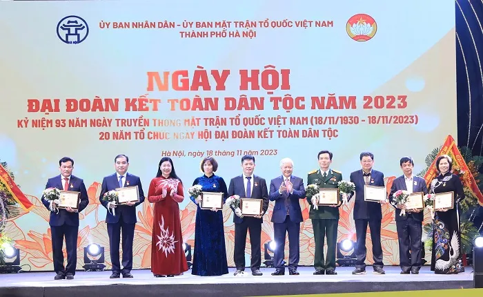 Chủ tịch Ủy ban Trung ương MTTQ Việt Nam Đỗ Văn Chiến và Chủ tịch Ủy ban MTTQ Việt Nam TP Hà Nội Nguyễn Lan Hương trao Kỷ niệm chương ''Vì sự nghiệp Đại đoàn kết dân tộc'' cho các cá nhân