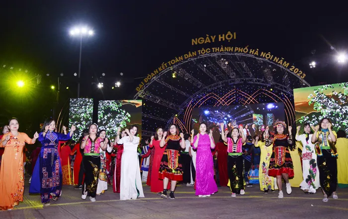 Đông đảo cán bộ, nhân dân quận Tây Hồ biểu diễn tiết mục múa ''Vũ điệu kết đoàn''