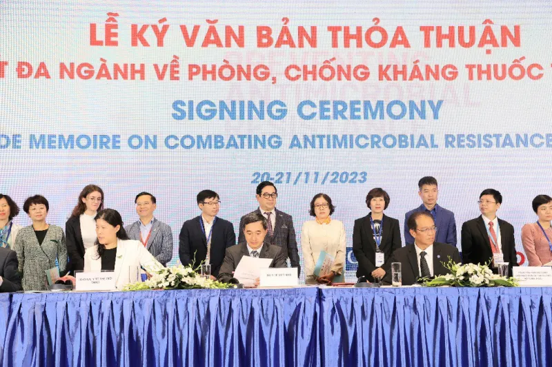 Lãnh đạo Bộ Y tế, Bộ NN-PTNT và các bộ, ngành chức năng ký kết văn bản phòng chống kháng thuốc