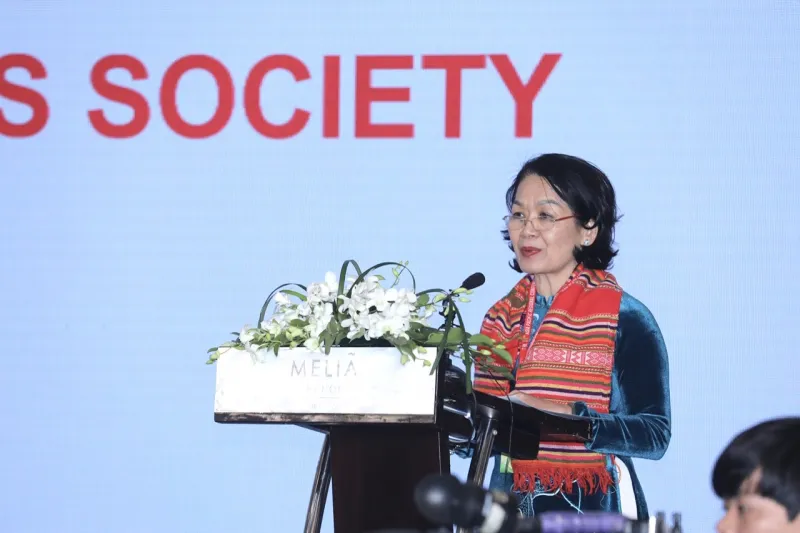 Bà Bùi Thị Hòa, Chủ tịch Hội Chữ thập đỏ Việt Nam phát biểu tại hội nghị AP-11