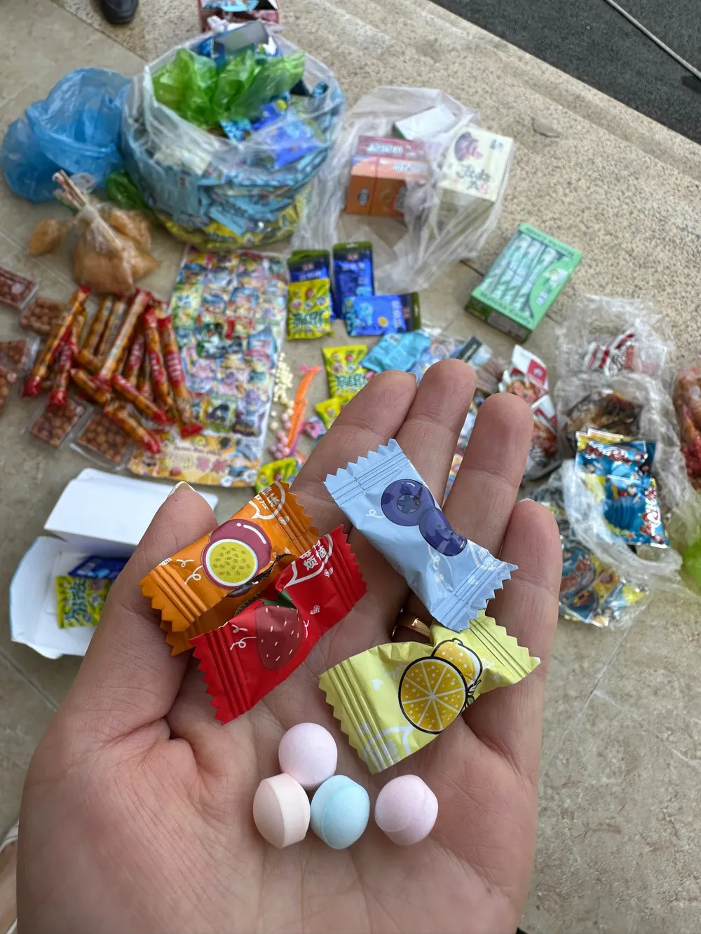 Những loại kẹo không rõ nguồn gốc, có chữ nước ngoài đang khiến cho nhiều học bị ngộ độc