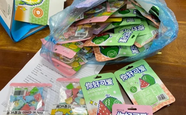 Một số loại kẹo không rõ nguồn gốc xuất xứ được Công an TP Lạng Sơn thu giữ ở một số cổng trường học trên địa bàn Một số loại kẹo không rõ nguồn gốc xuất xứ được Công an TP Lạng Sơn thu giữ ở một số cổng trường học trên địa bàn