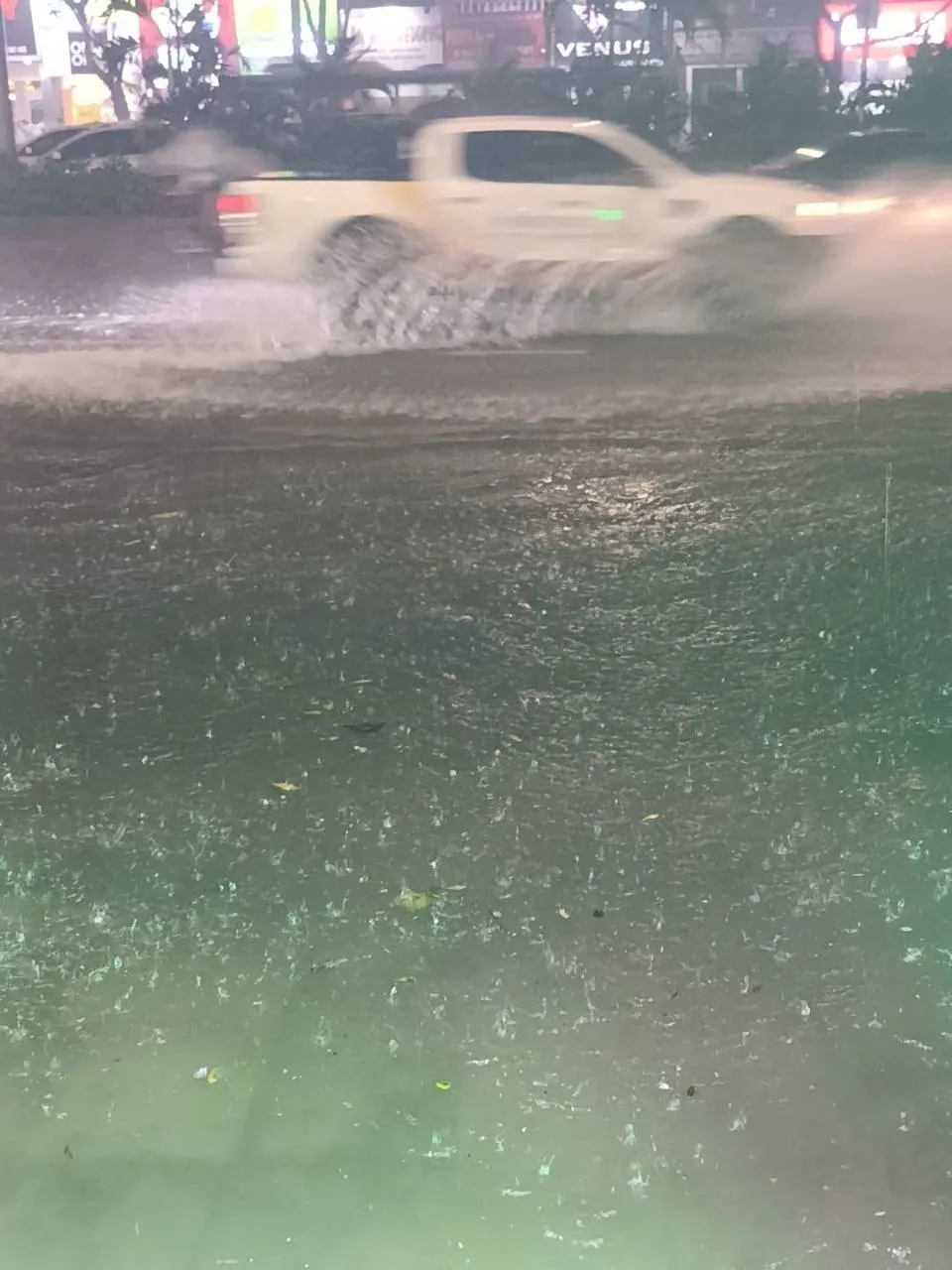 Nhiều tuyến đường của Hà Nội bị ngập khiến các phương tiện đi lại vất vả di chuyển