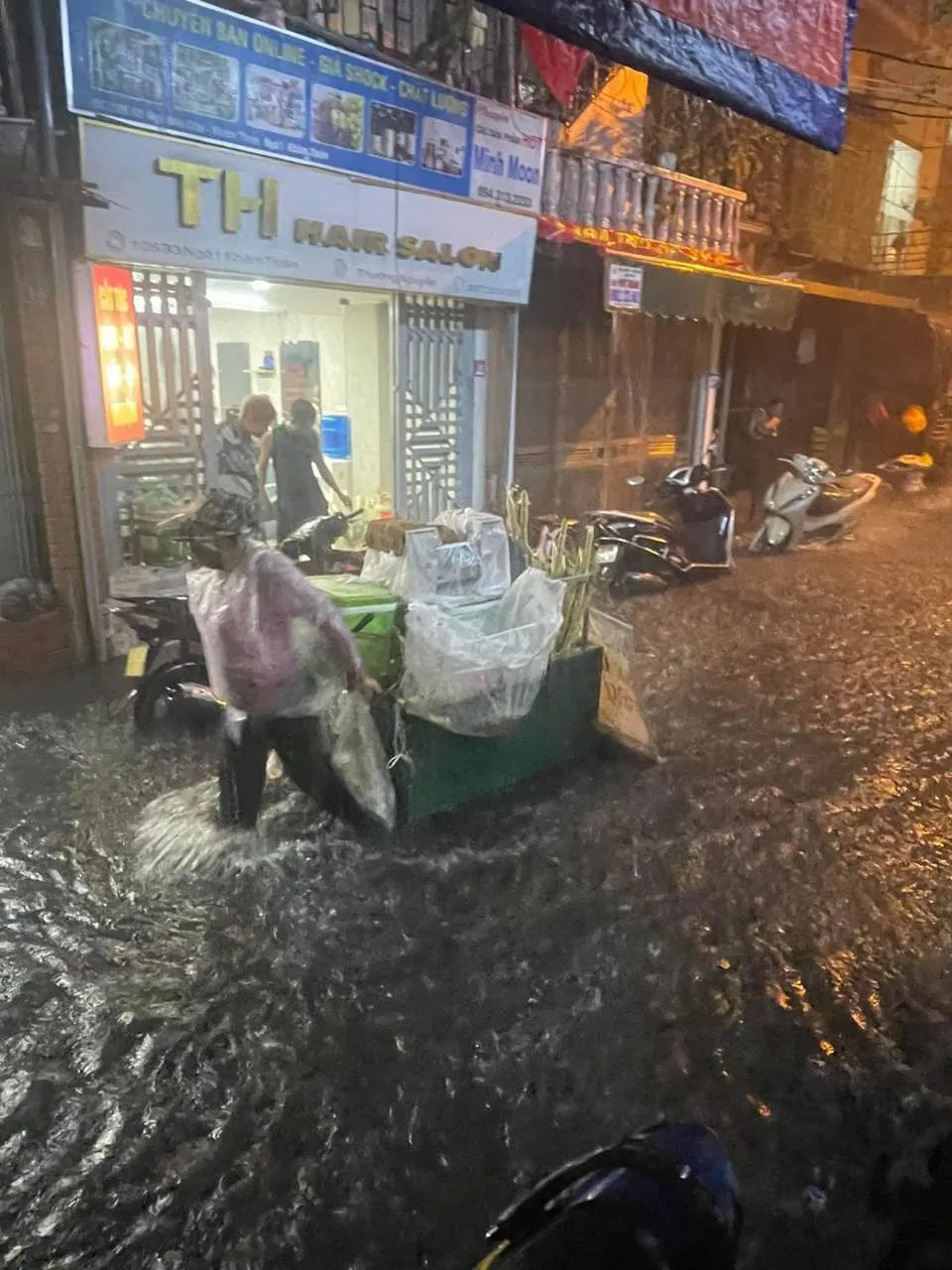 Ngập lụt sau mưa lớn gây ảnh hưởng tới đời sống người dân Hà Nội