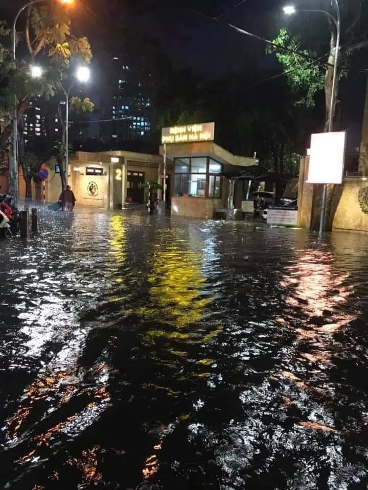 Nước ngập mênh mông trước cổng Bệnh viện Phụ sản Hà Nội