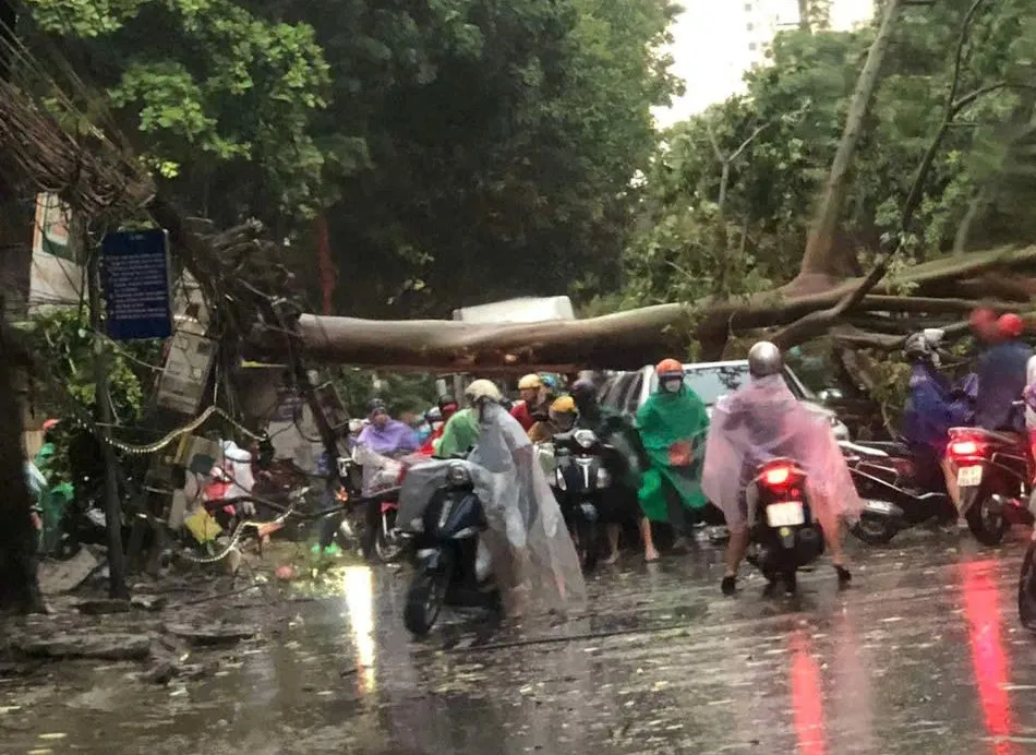 Thường trực Thành ủy Hà Nội yêu cầu hạn chế thấp nhất thiệt hại do bão số 3 gây ra