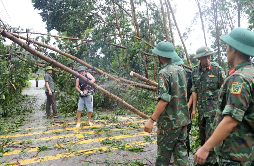 Lực lượng bộ đội tham gia khắc phục hậu quả bão số 3 ở Hà Nội. Ảnh MINH KHANG.jpg