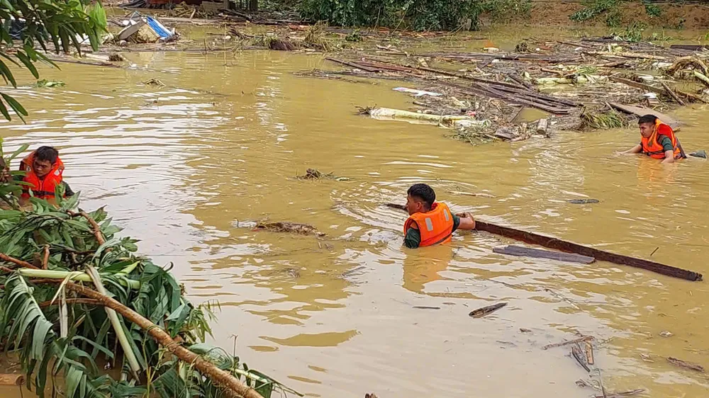 For the past two weeks, officers, soldiers, and various other forces have made tireless efforts to search for the missing victims in Lang Nu Hamlet.