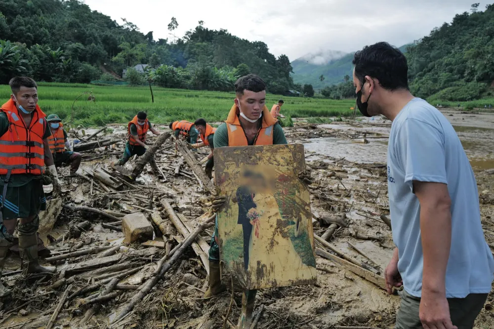 Unforgettable images from the search for missing victims in Lang Nu flash flood